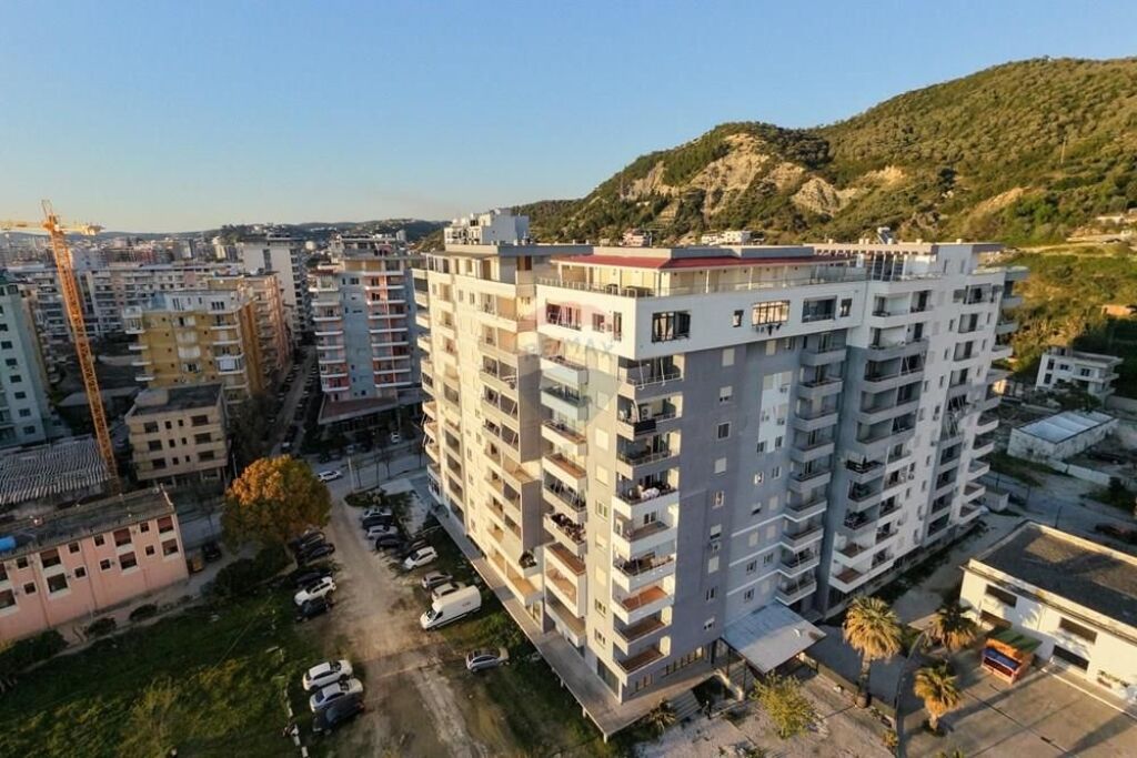 Shitet Garsoniere + Apartament 1+1 në Lungomare