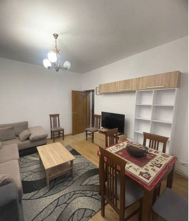 Jepet me qira 1+1 te Pazari i Ri, afër Optika Roma