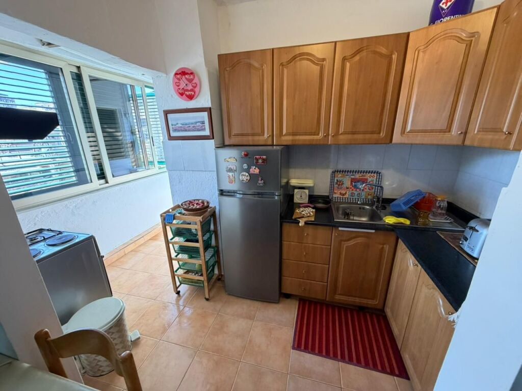 Jepet me qira apartament 1+1 📍 Allias, pranë Shkollës së Bashkuar  🏢 Kati 3 🏠 Pallat ekzistues (pa ashensor)  💶 Çmimi: 35,000 lekë/muaj