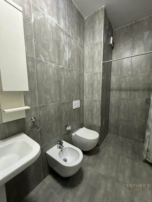 Jepet me qira apartament 1+1 tek Kompleksi Magnet, në zonën e 21 Dhjetorit.