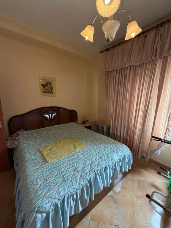 Shitet apartament 2+1 te stacioni trenit ne durres