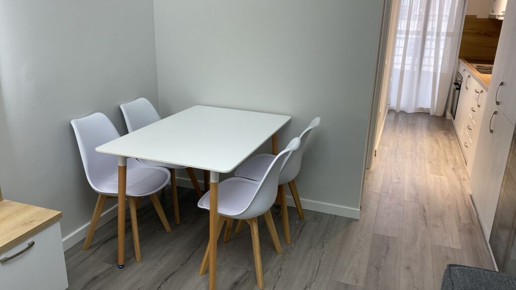 Jepet me qera apartament 1+1 tek Komuna E Parisit/500 euro