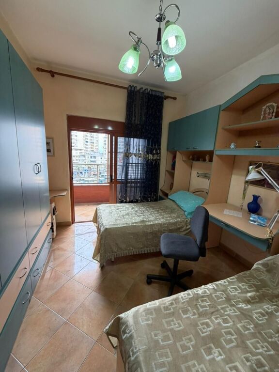 Shitet apartament 2+1 te stacioni trenit ne durres