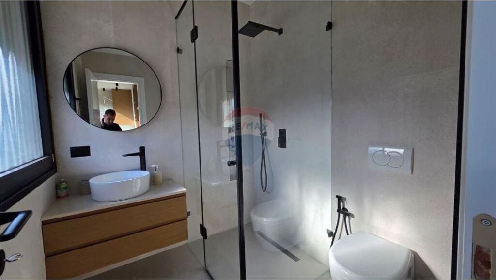 Shitet Garsoniere + Apartament 1+1 në Lungomare