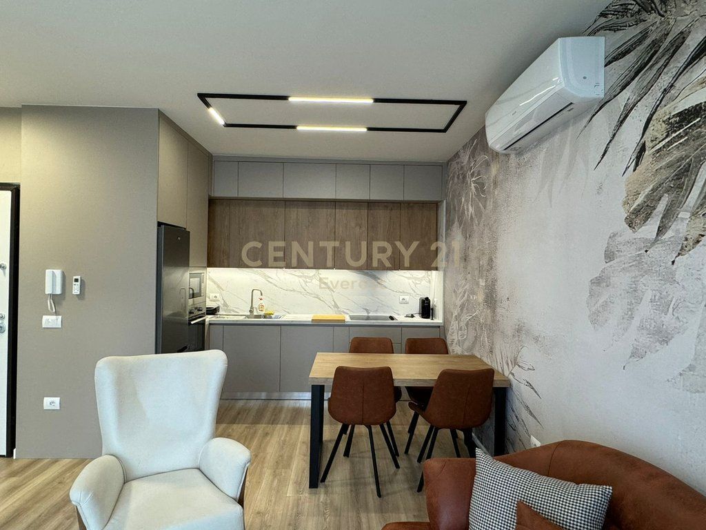 Apartament luksoz 1+1 me qira prane Gjimnazit Partizani