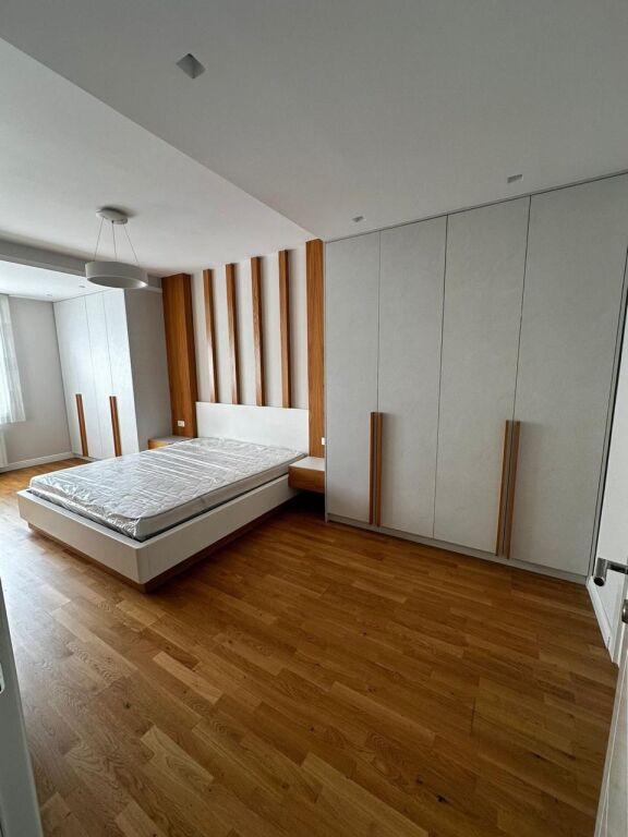 Apartament me qera 3+1+2+2 parkime Komuna e Parisit