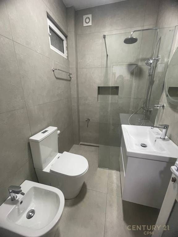 Affittasi 1+1 al Pazari i Ri, vicino a Optika Roma 600 € /Mese