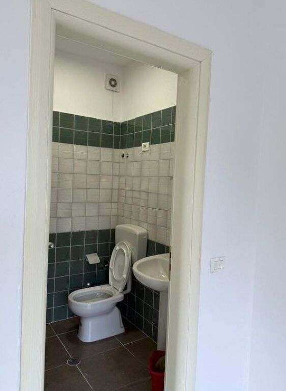 Ambient Biznesi me Qira – Pranë Aksit Kryesor Rrugor, Fresk