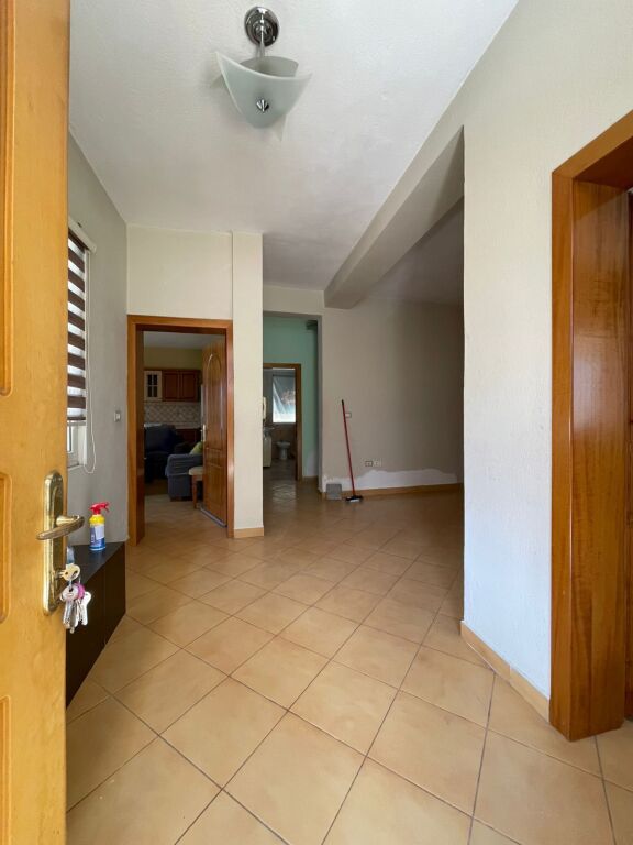 🏠Allias,pas Shkolles 9-vjecare“Bajram Curri” jepet me qera kati i II-te i nje vile,,2+1,i mobiluar 60,000Leke