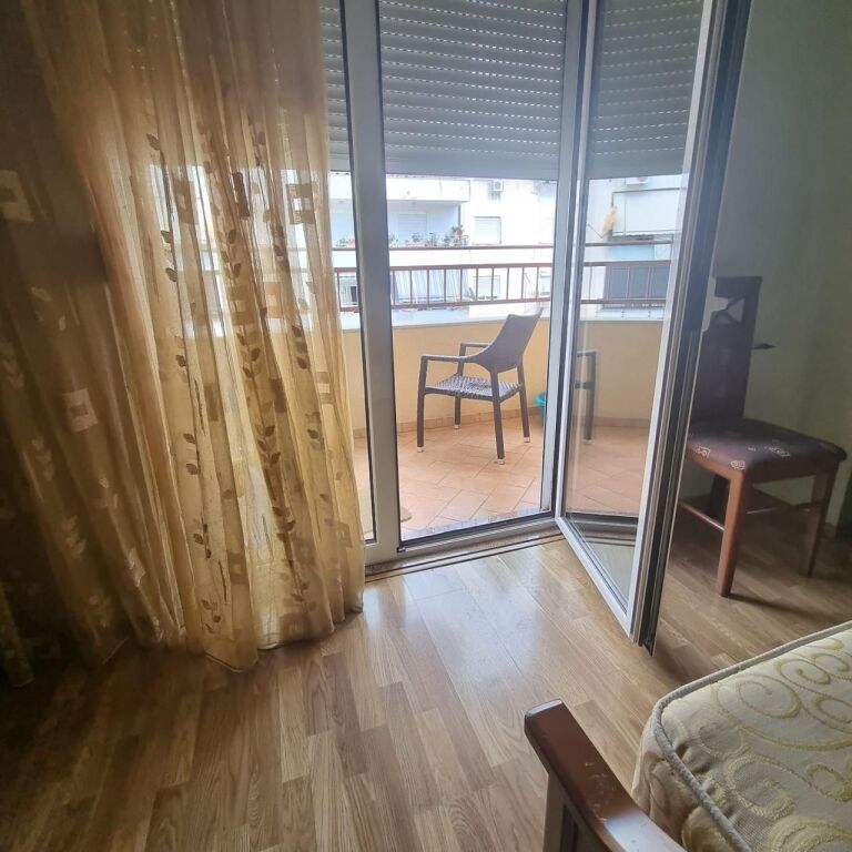 📣 QERA Apartament 1+1 📍 Prane Gjimnazit "Petro Nini Luarasi" ✨  💶 Cmimi 60.000 Leke/Muaj