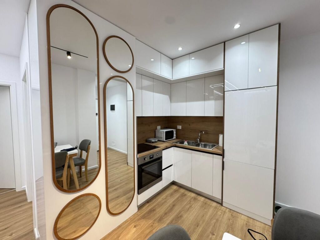 ✨ Appartamento 2+1 in affitto con parcheggio 🚗  📍 Indirizzo: Ali Demi, Complesso Kadiu 💰 Prezzo: 600.000 lek (incluso parcheggio)