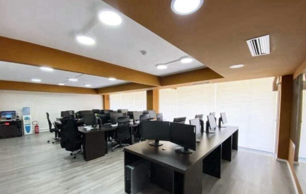 🏢 AMBIENT ME QIRA – RR. SAMI FRASHËRI, PRANË SHKOLLËS “PETRO NINI LUARASI”