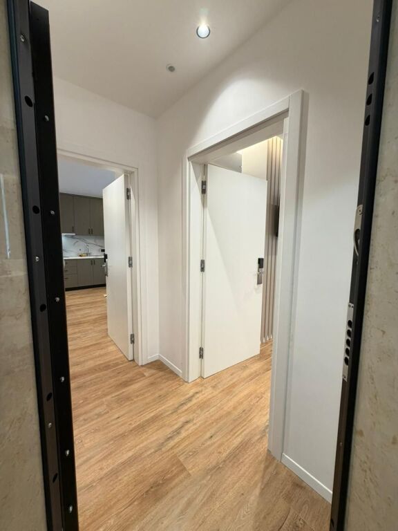 Shiten 2 studio te Selvia, Rruga Siri Kodra  📍 Selvia, Rruga Siri Kodra 🏢 Kati 2 🏗️ Pallat i ri  📐 Sipërfaqe neto 80 m² 📐 Sipërfaqe totale 90 m² 🏠 E ndarë në 2 studio / 2 garsoniere  💶 Çmimi: 3000€/m² (mbi sipërfaqen neto) 💰 Totali: 240,000€  ✨ Të investuara totalisht 📄 Me hipotekë – mundësi blerjeje me kredi 💸 Aktualisht të dhëna për qira ditore (80€/nata)  📈 Mundësi shumë e mirë investimi, me 2 njësi të veçanta që gjenerojnë të ardhura