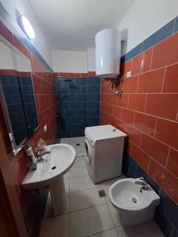 Jepet me Qera Apartament 1+1 Tek Rrota e kuqe