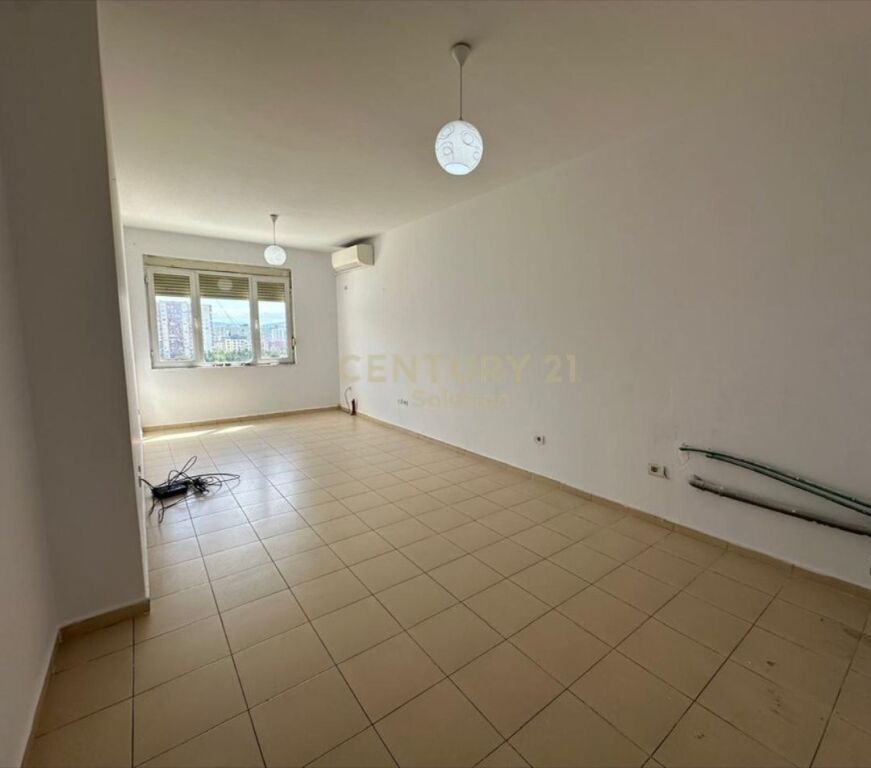 Apartamenti është i organizuar në mënyrë funksionale, me koridor shpërndarës, sallon ndenjeje, dy dhoma gjumi, një tualet dhe një ballkon me pamje te lire.  Ndodhet në katin e 7-të banim, në një pallat të mirëadministruar, në një zonë me perspektivë dhe zhvillim të qëndrueshëm.  Ka orientim shumë të mirë, që siguron ndriçim natyral gjatë gjithë ditës.  Apartamenti shitet ne leke me cmim 125000 leke /M2.  Për më shumë informacion apo për një vizitë në pronë, jeni të lutur të kontaktoni.