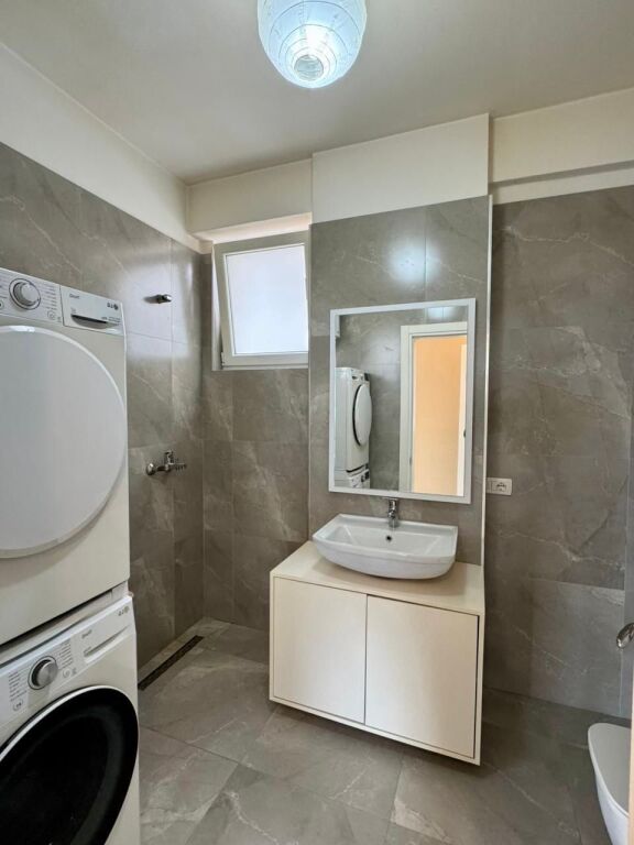 Liqeni Thate shitet 2+1+2