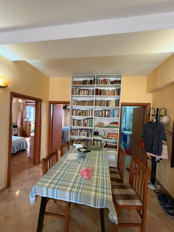 Shitet apartament 2+1 te stacioni trenit ne durres