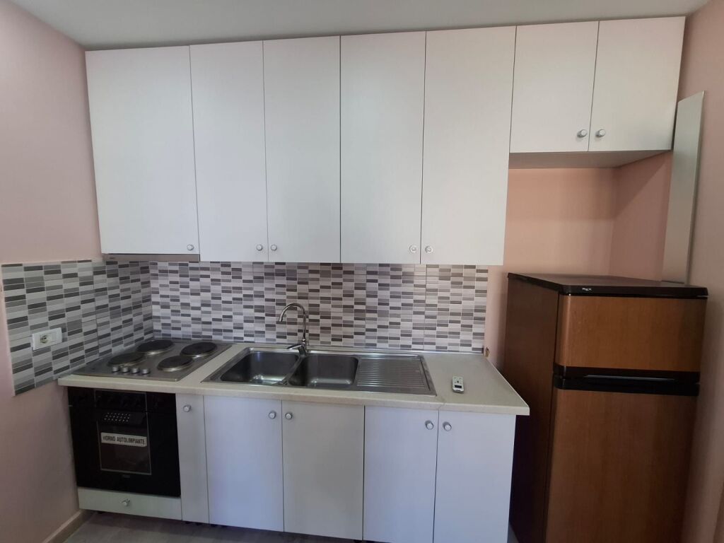 Jepet me Qera Apartament 1+1 Tek Rrota e kuqe