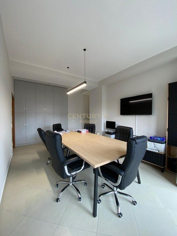 Jepet Apartament 2+1+2 Per Qera Per Zyra te Garda