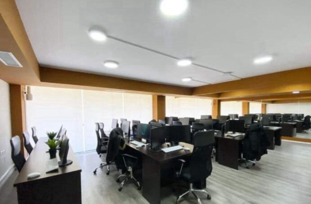 🏢 AMBIENT ME QIRA – RR. SAMI FRASHËRI, PRANË SHKOLLËS “PETRO NINI LUARASI”