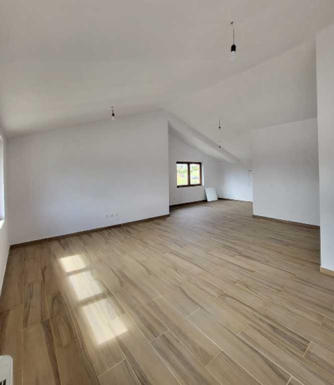 🏡 VILË ME QIRA – PRANË TEG