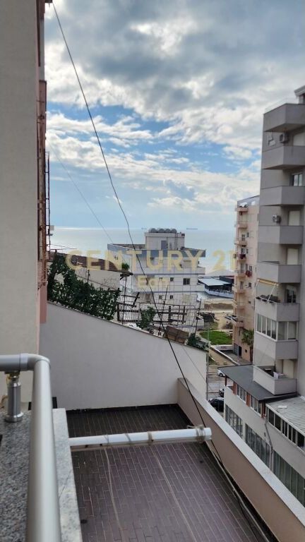 Apartament 3+1+2 ballkone per shitje në Plazh, Durrës.  Organizohet ne nje salle ndenje se bashku me kuzhinen, 3 dhoma gjumi ,1 tualet dhe 2 ballkone.  • Sipërfaqe neto: 106.6 m2.  • Sipërfaqe bruto: 118.5 m².  • Ndodhet në një pallati te ri te pajisur me ashensor.  • Dokumentacion i rregullt hipotekor.  • Shitet i mobiluar.  • Zona ne te cilen ndodhet ofron te gjithe facilitetet e nevojshme .   • Për më shumë informacion, ju lutemi na kontaktoni!