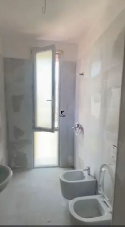 ZYRE ME QERA 148 M2 RRUGA E DIBRES 90.000 LEKE