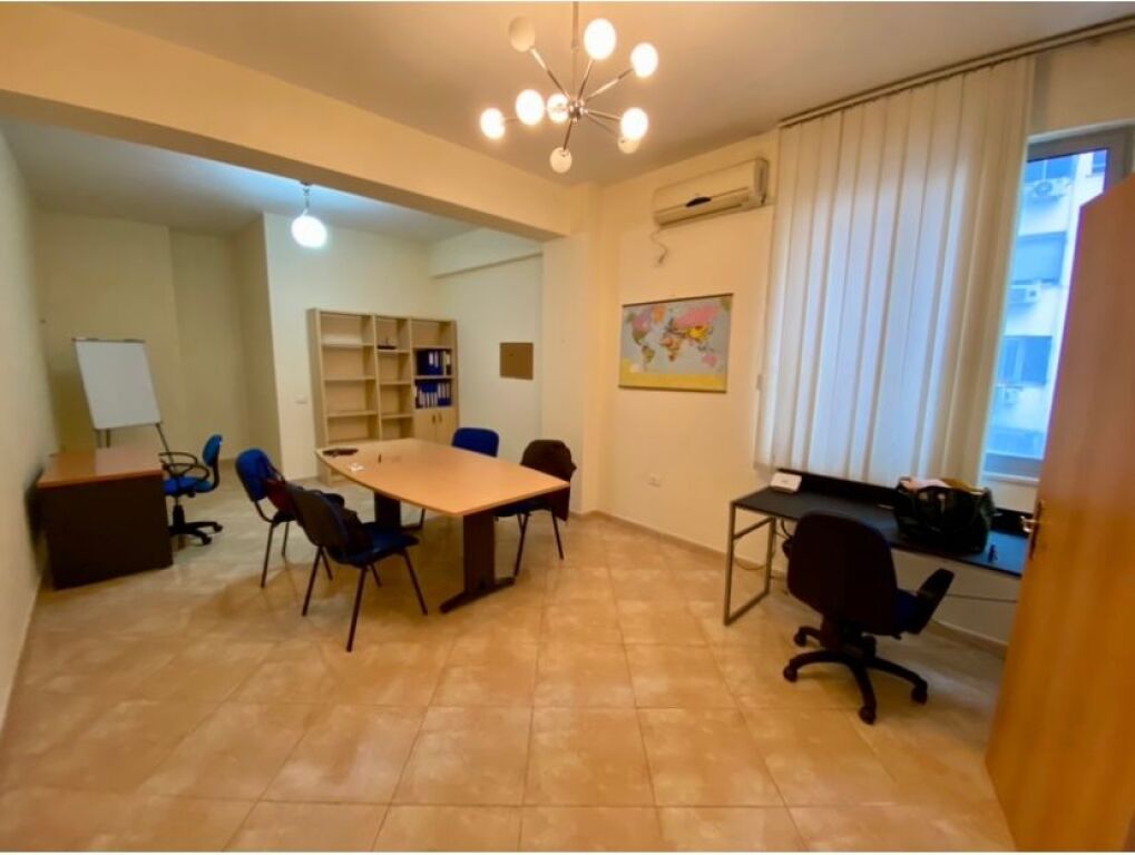 Okazion. Zyrё me qera 70 m2 (1+1) në rrugën e Kavajës, Tiranё