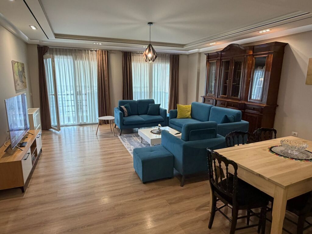 Appartamento arredato 2+1 in affitto 📍 Al Lago, complesso Nobis 🏢 5° piano 🚗 Parcheggio incluso 💶 Prezzo: 1500 Euro/mese