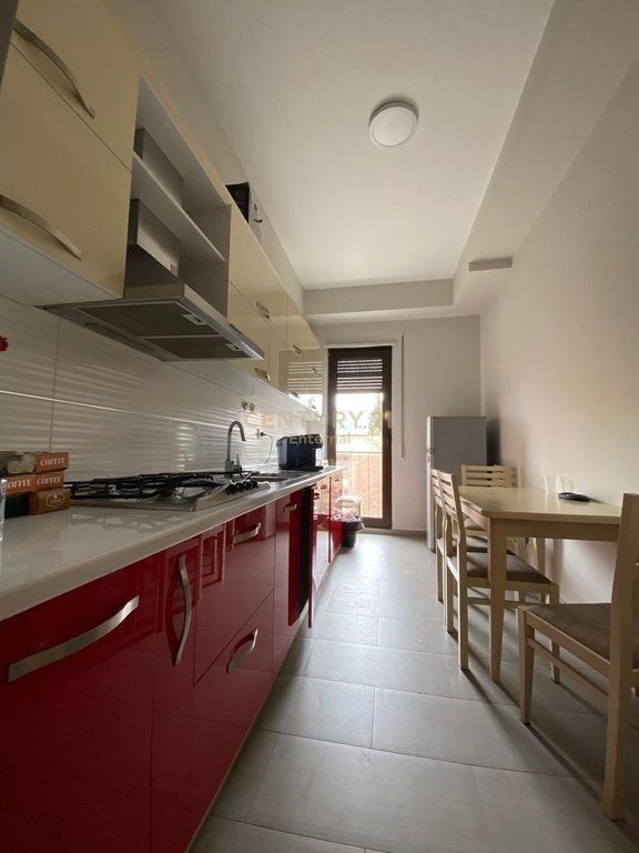 Jepet Apartament 2+1+2 Per Qera Per Zyra te Garda