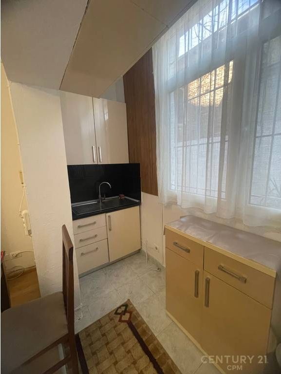 Affittasi 1+1 al Pazari i Ri, vicino a Optika Roma 600 € /Mese