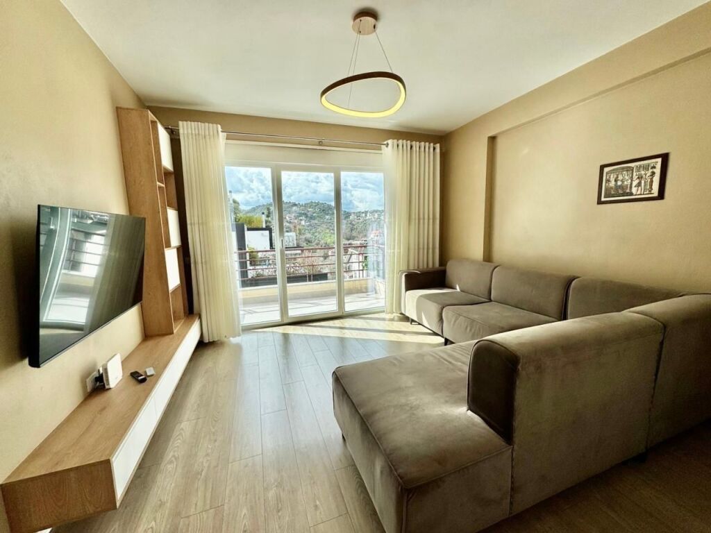 Liqeni Thate shitet 2+1+2