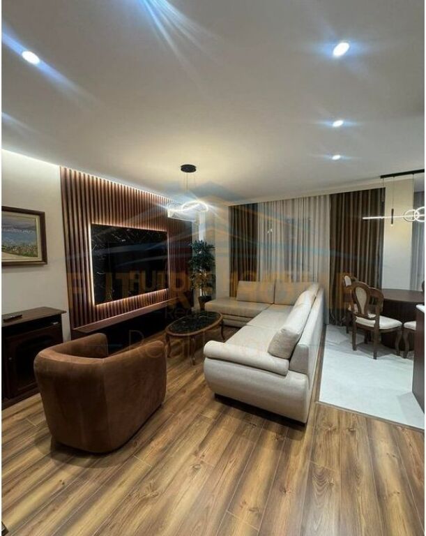 In vendita , Appartamento 2+1+2 , Via Mine Peza , Tirana