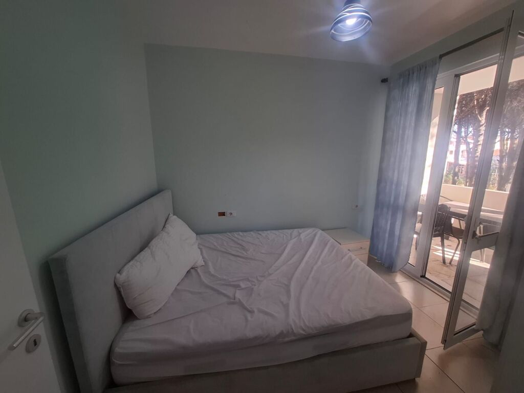 Shitet Apartament 1+1 Ne Golem