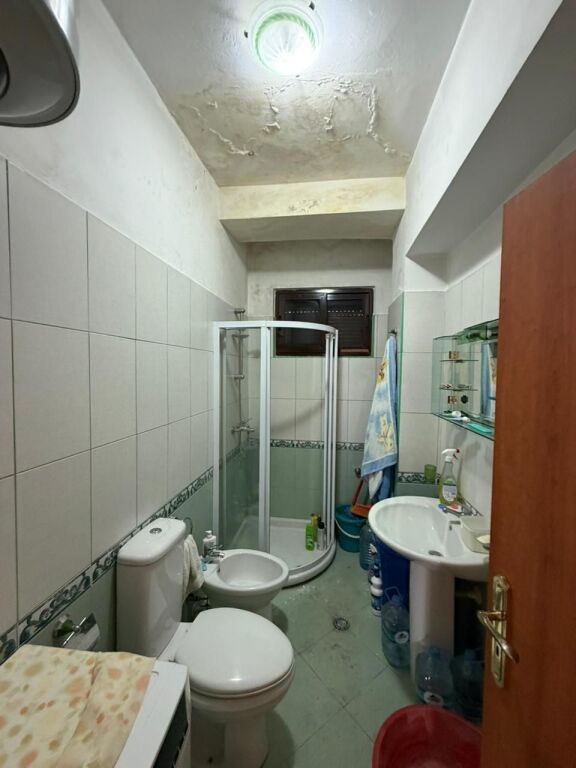 Shitet apartament 2+1 te stacioni trenit ne durres