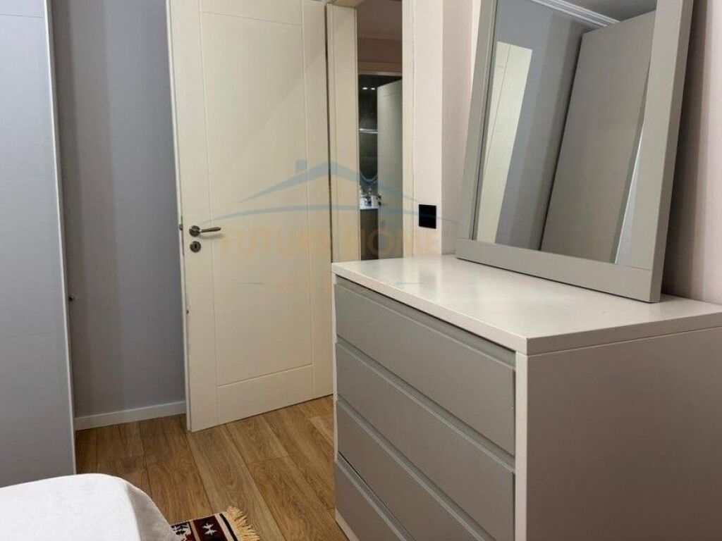 Shitet, Apartament 2+1, Rruga Mine Peza, Tiranë.