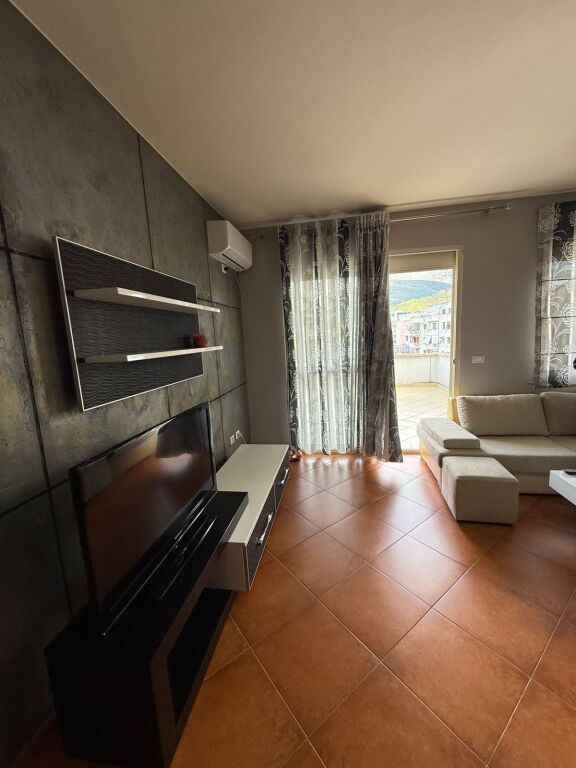 Jepet Me Qera Apartament 3+1+2 Ballkone