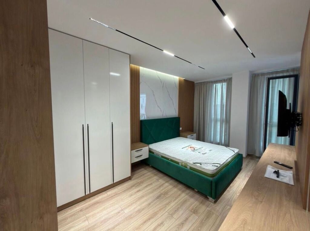 2+1+2 me qera te Komuna Parisit