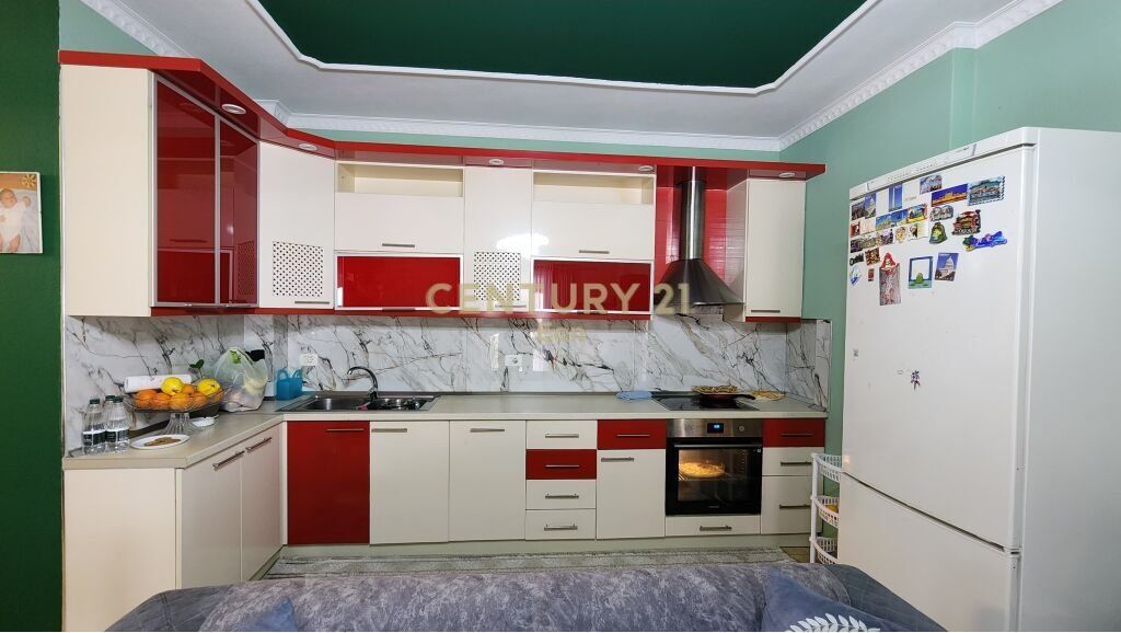 Apartament 3+1+2 ballkone per shitje në Plazh, Durrës.  Organizohet ne nje salle ndenje se bashku me kuzhinen, 3 dhoma gjumi ,1 tualet dhe 2 ballkone.  • Sipërfaqe neto: 106.6 m2.  • Sipërfaqe bruto: 118.5 m².  • Ndodhet në një pallati te ri te pajisur me ashensor.  • Dokumentacion i rregullt hipotekor.  • Shitet i mobiluar.  • Zona ne te cilen ndodhet ofron te gjithe facilitetet e nevojshme .   • Për më shumë informacion, ju lutemi na kontaktoni!