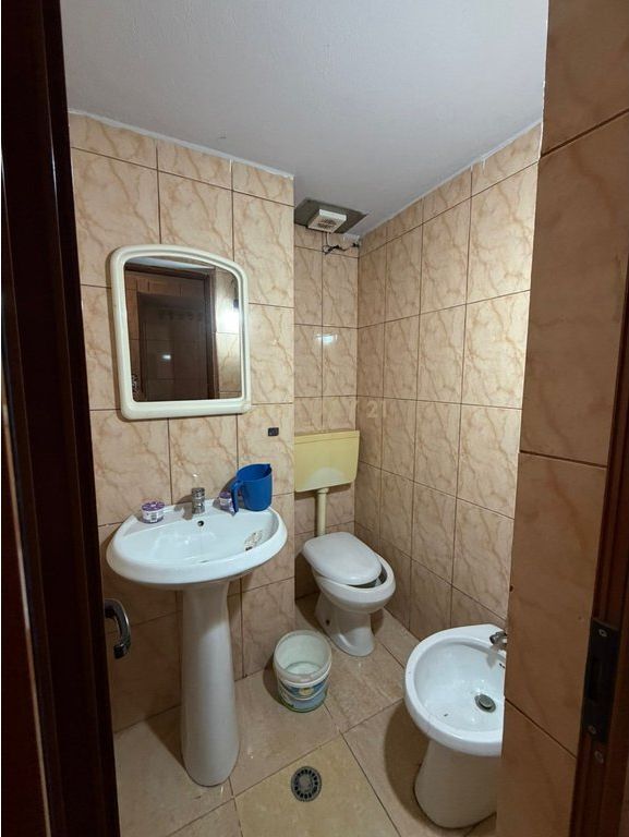 JEPET DYQAN ME QIRA PRANE MARKATES, DURRES !