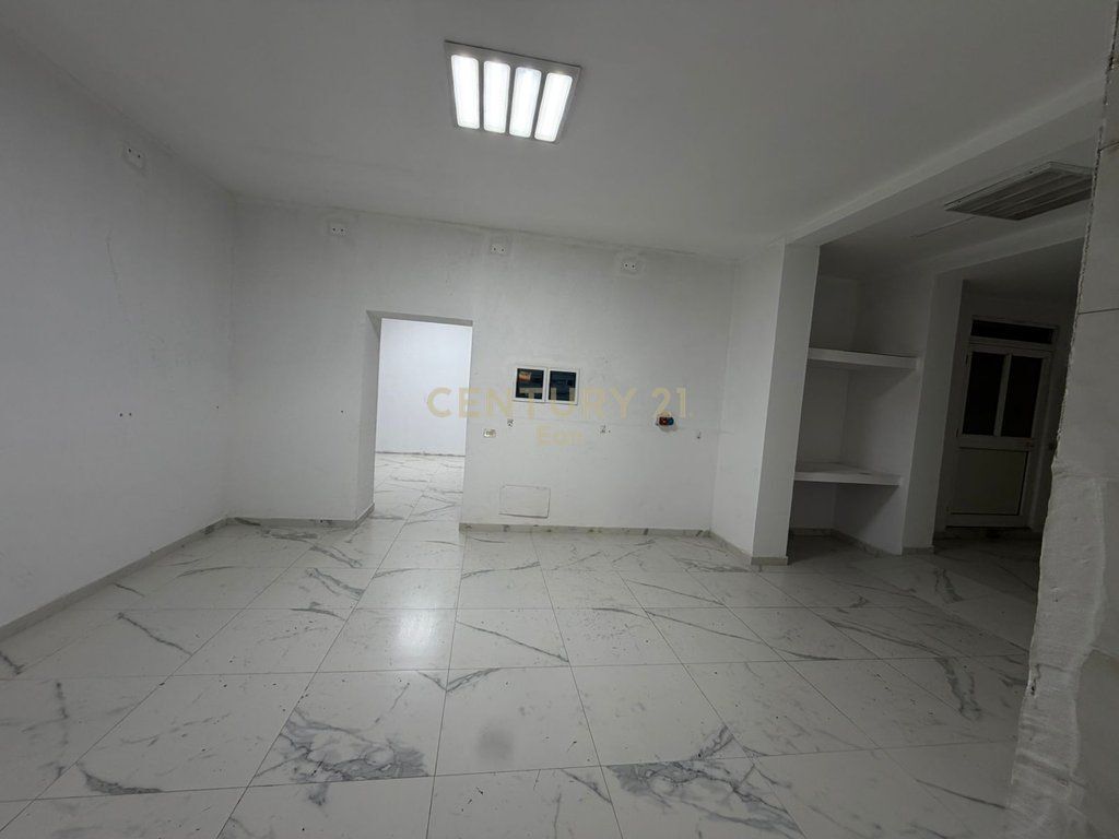 JEPET ME QIRA DYQAN PRANE MARKATES, DURRES !