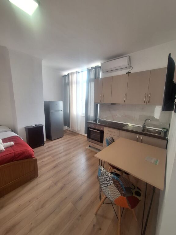 Garsoniere me qera Rruga Muhamet Gjollesha, prane Ring Center, vlera 40 000 leke