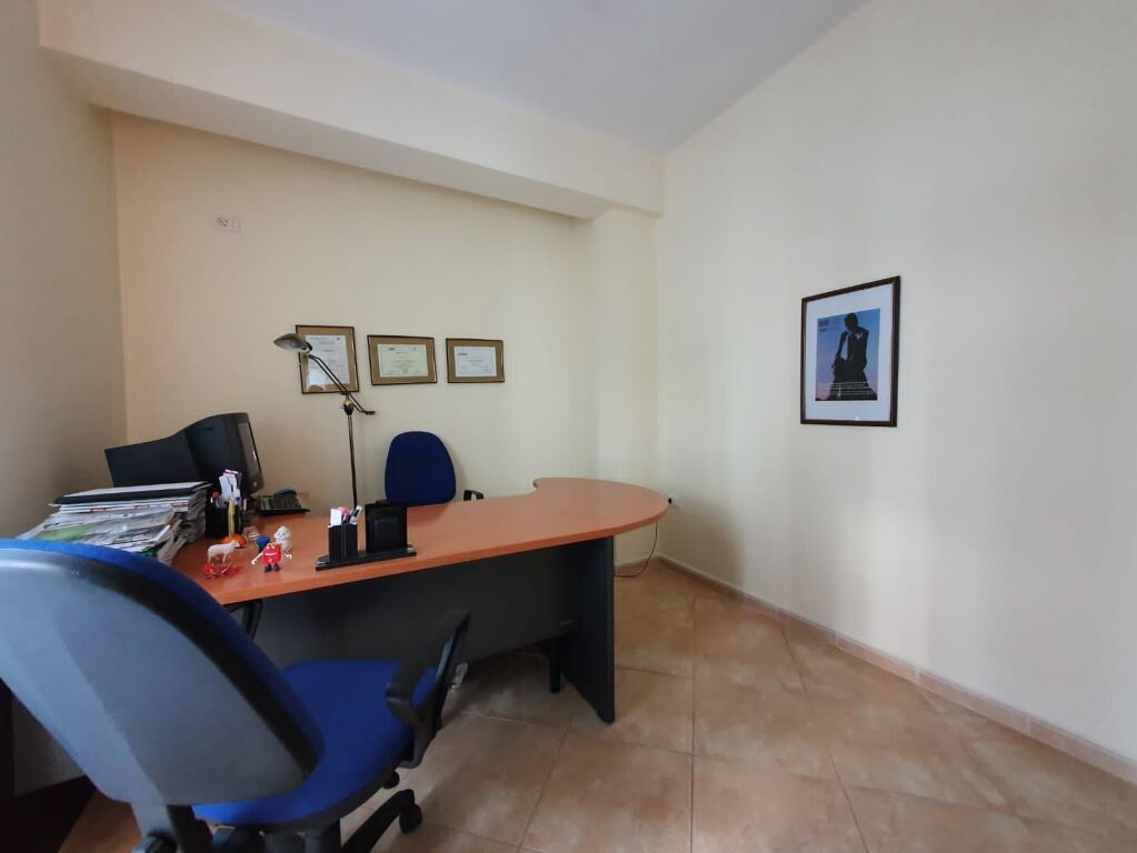 Okazion. Zyrё me qera 70 m2 (1+1) në rrugën e Kavajës, Tiranё