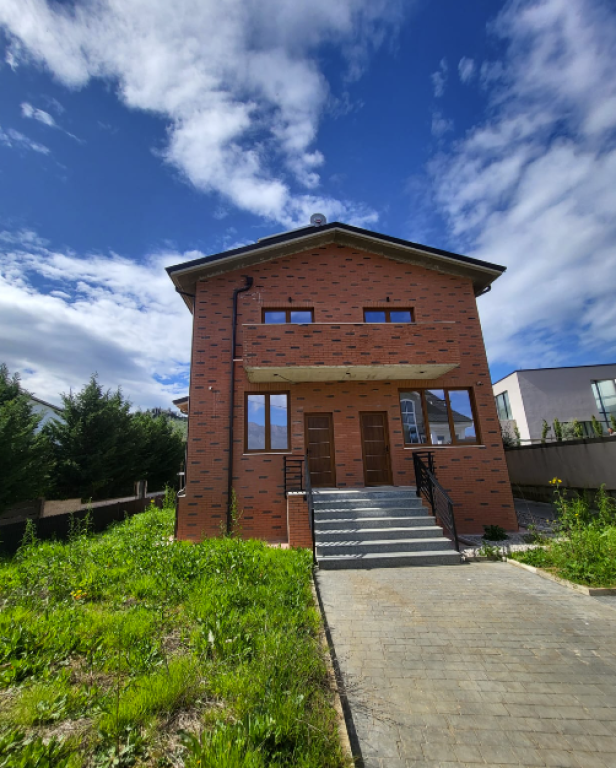 🏡 VILË ME QIRA – PRANË TEG