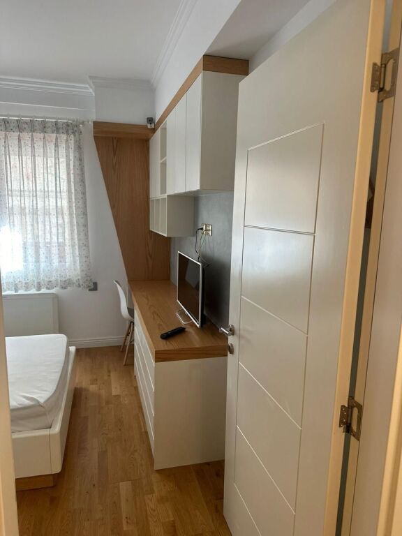 Apartament 3+1 me qira komuna e parisit  • 3 dhoma gjumi  • 2 tualete, 1 lavanderi  • Sallon + kuzhinë  • Ballkon  • 2 poste parkimi (-1)  Me sistem chiller, rekuperim ajri dhe grila të motorizuara. I mobiluar si në foto.  💰 150,000 lekë neto / muaj