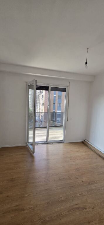 Jepet me qera apartament 2+1 per banim ose per zyra ne Don Bosko
