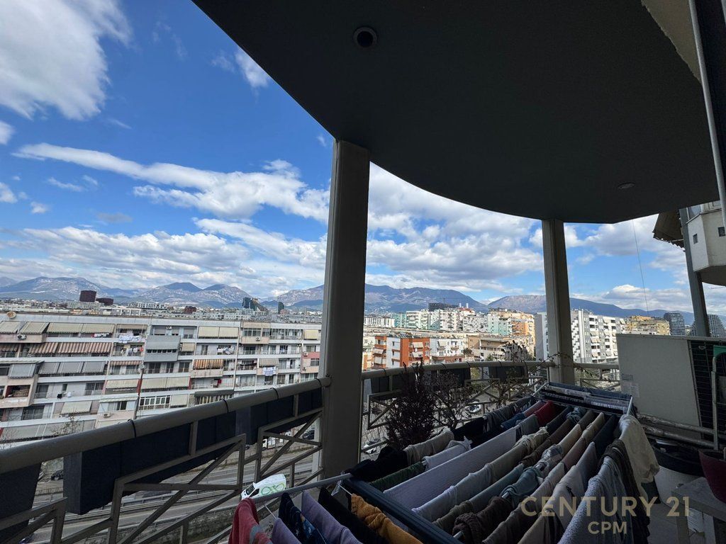 Shitet apartament 2+1+2 në fillim të Kodrës së Diellit,