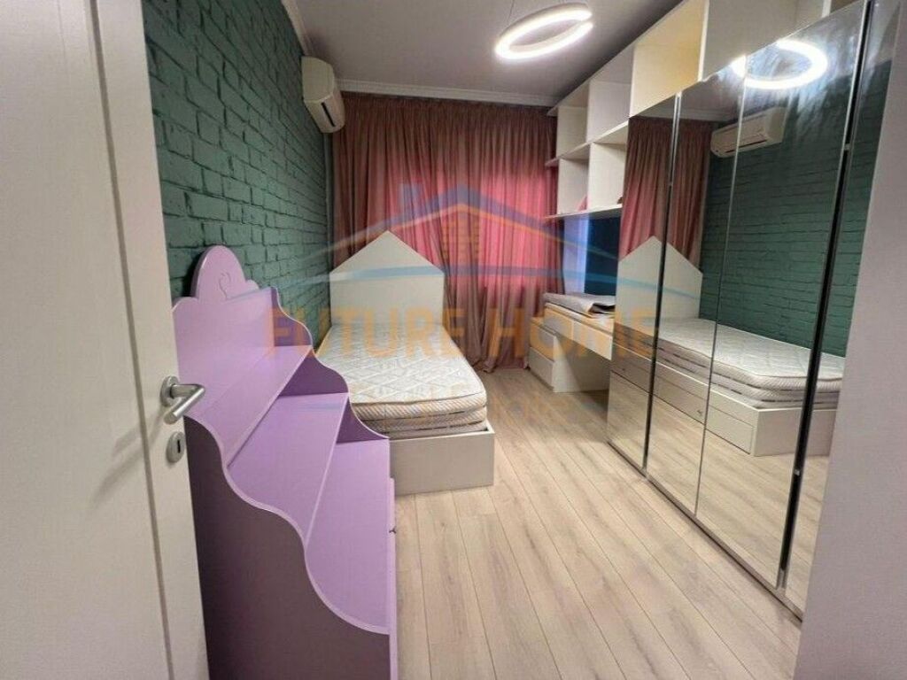 Shitet, Apartament 2+1+2, ish Parku i Autobuzave,Tiranë