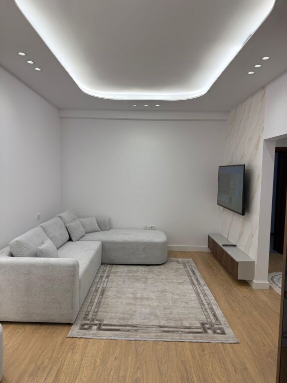 Shitet apartament 1+1 tek Vila L