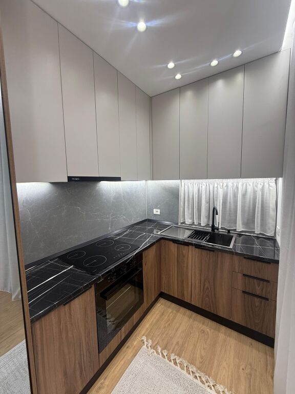 Shitet apartament 1+1 tek Vila L